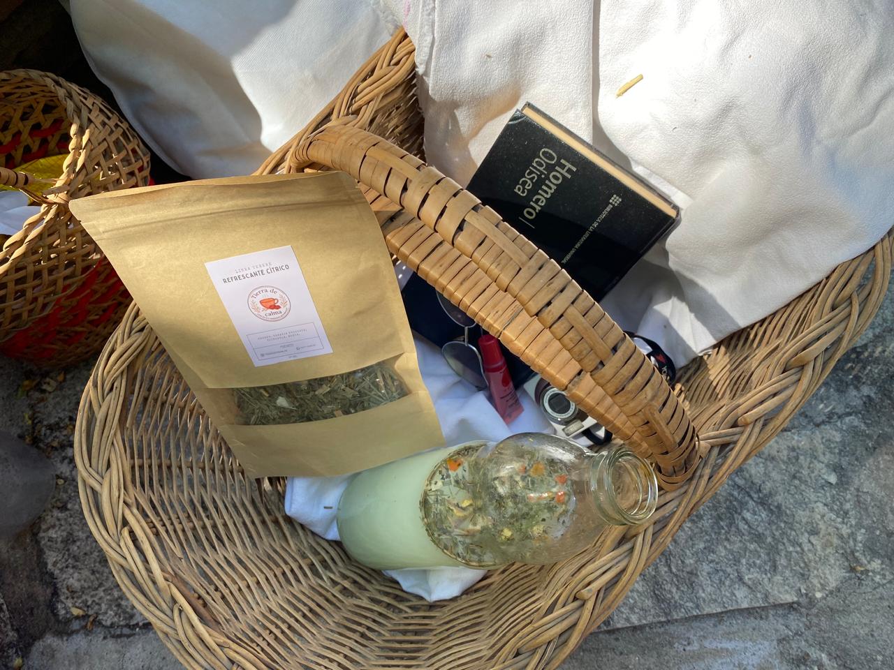 Paquete de té con un libro al lado